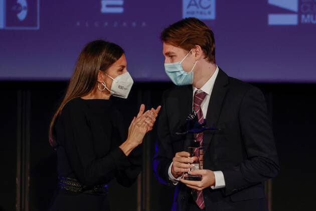 Queen Letizia of Spain (L) stands next to Jorge Garcia-Berlanga (R), grandson of late Spanish filmmaker Luis García Berlanga, during a tribute gala held in his honor and two other late Spanish filmmakers; Juan Antonio Bardem and Fernando Fernan Gomez, at Tudela s Debut Film Festival held in Tudela, Navarra, Spain, 29 October 2021. Spanish Queen attends 21st edition of Tudela s Debut Film Festival !ACHTUNG: NUR REDAKTIONELLE NUTZUNG!  Copyright: xJesusxDigesx GRAF2149 20211029-0db62a7d01b444418a469b6a55bbad64cd9741b0