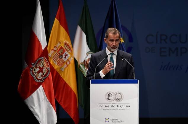 Spain s King Felipe VI (C) delivers a speech after he handed in Spanish Kingdom Award for Business Career to businessman Francisco Martinez Cosentino (unseen) during a ceremony held in Almeria, southern Spain, 29 October 2021. EFE Carlos Barba Spain s King Felipe VI chairs Spanish Kingdom Award for Business Career !ACHTUNG: NUR REDAKTIONELLE NUTZUNG!  Copyright: xCarlosxBarbax GRAFAND3352 20211029-d01f7e55d3d94195f50cad6053372add4c14519d