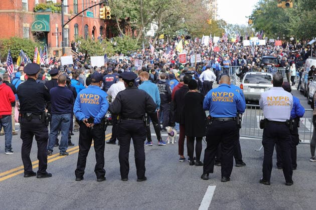 Bilder des Jahres 2021, News 10 Oktober News Themen der Woche KW43 News Bilder des Tages October 28, 2021, New York, NY, USA: East End Ave, Gracie Mansion, New York, USA, October 28, 2021 - Thousands of FDNY union members gathered to protest Mayor Bill de Blasio s COVID-19 vaccine mandates today at the Upper East Side in New York City..Photo: EuropaNewswire..PHOTO CREDIT MANDATORY. New York USA - ZUMAra1_ 20211028_zap_ra1_015 Copyright: xLuizxRampelottox