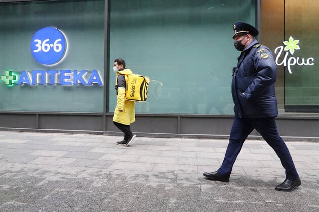 MOSCOW, RUSSIA - OCTOBER 29, 2021: An officer of Moscow s Association of Administrative and Technical Inspections is seen outside the Moscow International Business Center while checking compliance with sanitary and public health safety requirements amid the COVID-19 pandemic. Moscow has announced non-working days from October 28 to November 7 to prevent the spread of the novel coronavirus. Stanislav Krasilnikov TASS  TS11637B