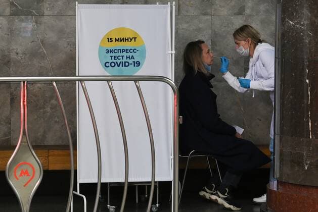 Russia Coronavirus Testing 6684544 29.10.2021 A woman undergoes rapid testing for COVID-19, at Belorusskaya metro station, in Moscow, Russia. The rapid antigen test for coronavirus infection allows the diagnosis of COVID-19 in 15 minutes with a high probability, but its result does not indicate a diagnosis, but only a probability of a disease. Maksim Blinov Sputnik Moscow Russia  Copyright: xMaksimxBlinovx