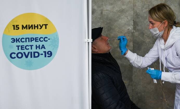 Russia Coronavirus Testing 6684546 29.10.2021 A man undergoes rapid testing for COVID-19, at Belorusskaya metro station, in Moscow, Russia. The rapid antigen test for coronavirus infection allows the diagnosis of COVID-19 in 15 minutes with a high probability, but its result does not indicate a diagnosis, but only a probability of a disease. Maksim Blinov Sputnik Moscow Russia  Copyright: xMaksimxBlinovx
