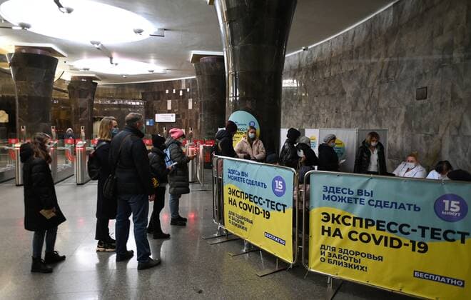 Russia Coronavirus Testing 6684547 29.10.2021 People queue to undergo rapid testing for COVID-19, at Belorusskaya metro station, in Moscow, Russia. The rapid antigen test for coronavirus infection allows the diagnosis of COVID-19 in 15 minutes with a high probability, but its result does not indicate a diagnosis, but only a probability of a disease. Maksim Blinov Sputnik Moscow Russia  Copyright: xMaksimxBlinovx