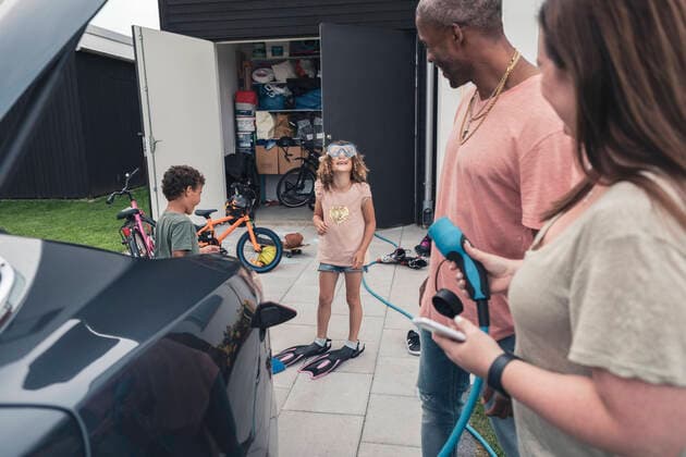 IMAGO Creative: Corporate: Klimaschutz, Digitalisierung und Urbanisierung Parents looking at daughter wearing swimming goggles in front yard Sweden, Skane, model released, property released Copyright: xMaskotx , MA89574