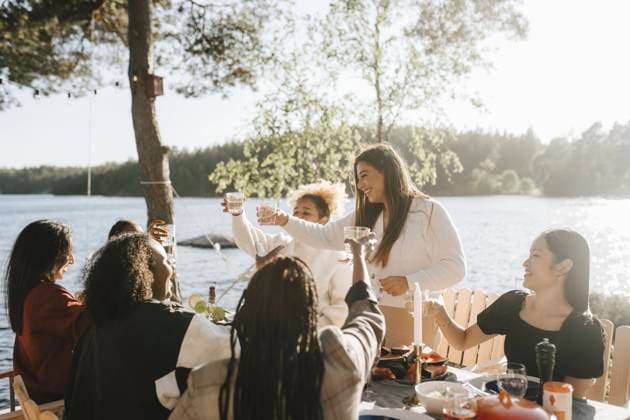 IMAGO Creative, Jahreszeit Sommer, Sommer in der Stadt IMAGO Creative: Landleben - Alfresco, Draußen Cheerful multiracial female friends doing celebratory toast on sunny day Sweden, Gothenburg, model released, property released Copyright: xMaskotx , MA89819