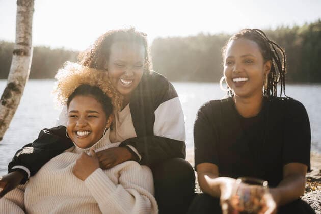 IMAGO Creative, Jahreszeit Herbst, Ferien Cheerful female friends spending leisure time at lakeshore Sweden, Gothenburg, model released, property released Copyright: xMaskotx , MA89834