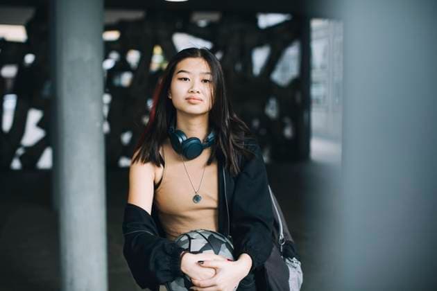 IMAGO Creative: Internationaler Frauenmonat, Mädchen im Sport IMAGO Creative: Sport Start-Up Portrait of teenage girl with sports ball in parking garage Sweden, Stockholm, model released Copyright: xMaskotx , MA89908