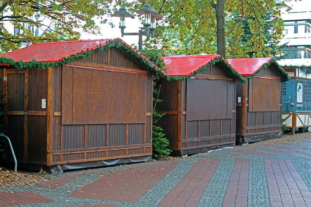Christmas markets with question marks in times of crisis preparations with the construction of wooden huts for the Christmas market in the Essen district of Steele at the time of the Corona crisis in 2021 Essen North Rhine Westphalia Germany Steele