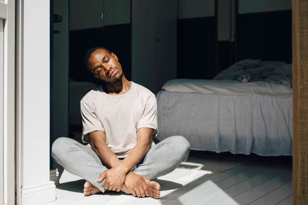 IMAGO Creative: Clickbait, Sport und Fitness Mid adult man meditating while sitting on floor in bedroom at home Sweden, Stockholm, model released, property released Copyright: xMaskotx , MA89998