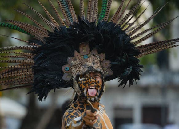 Contest Of Altars Of The Day Of The Dead In Playa Del Carmen A member of pre-Hispanic dance group Ki in Wac preparing to perform at the First edition of Contest of Altars of the Day of the Dead (Dia de Muertos) in Playa Del Carmen Beach. On Friday, 29 October 2021, in Playa Del Carmen, Quintana Roo, Mexico. Playa Del Carmen Mexico  Copyright: xArturxWidakx widak-contesto211029_npbL0