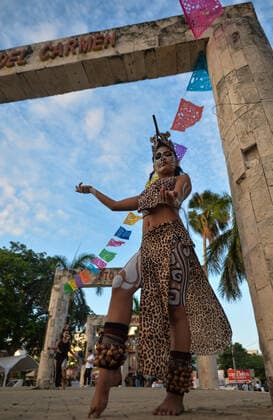 Contest Of Altars Of The Day Of The Dead In Playa Del Carmen A member of pre-Hispanic dance group Ki in Wac preparing to perform at the First edition of Contest of Altars of the Day of the Dead (Dia de Muertos) in Playa Del Carmen Beach. On Friday, 29 October 2021, in Playa Del Carmen, Quintana Roo, Mexico. Playa Del Carmen Mexico  Copyright: xArturxWidakx widak-contesto211029_npH7B