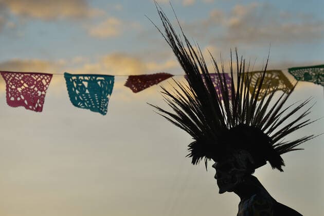 Contest Of Altars Of The Day Of The Dead In Playa Del Carmen A member of pre-Hispanic dance group Ki in Wac preparing to perform at the First edition of Contest of Altars of the Day of the Dead (Dia de Muertos) in Playa Del Carmen Beach. On Friday, 29 October 2021, in Playa Del Carmen, Quintana Roo, Mexico. Playa Del Carmen Mexico  Copyright: xArturxWidakx widak-contesto211029_npL27