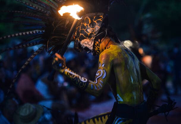 Contest Of Altars Of The Day Of The Dead In Playa Del Carmen A member of pre-Hispanic dance group Ki in Wac performing at the First edition of Contest of Altars of the Day of the Dead (Dia de Muertos) in Playa Del Carmen Beach. On Friday, 29 October 2021, in Playa Del Carmen, Quintana Roo, Mexico. Playa Del Carmen Mexico  Copyright: xArturxWidakx widak-contesto211029_npUQl