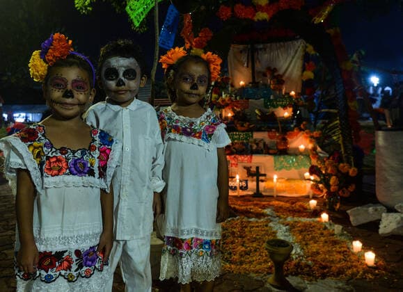 Contest Of Altars Of The Day Of The Dead In Playa Del Carmen Three kids with calaveras makeup seen next to one of many Dia de Muertos altars commemorating a deceased members of the family seen at the First edition of Contest of Altars of the Day of the Dead (Dia de Muertos) in Playa Del Carmen Beach. On Friday, 29 October 2021, in Playa Del Carmen, Quintana Roo, Mexico. Playa Del Carmen Mexico  Copyright: xArturxWidakx widak-contesto211029_np4X8