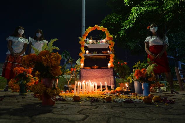 Contest Of Altars Of The Day Of The Dead In Playa Del Carmen One of many Dia de Muertos altars commemorating a deceased members of the family seen at the First edition of Contest of Altars of the Day of the Dead (Dia de Muertos) in Playa Del Carmen Beach. On Friday, 29 October 2021, in Playa Del Carmen, Quintana Roo, Mexico. Playa Del Carmen Mexico  Copyright: xArturxWidakx widak-contesto211029_npn5z