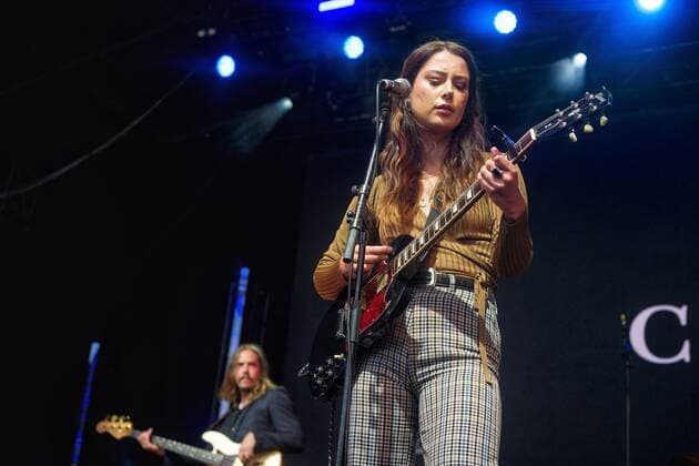 PLAY ON VICTORIA CONCERT, Grace Cummings and her band perform during Play On Victoria Sidney Myer Music Bowl in Melbourne, Saturday, October 30, 2021. Play On Victoria, a COVIDSafe Test Event for close to 4,000 people, is the first major gathering in Victoria off the back of lockdown ending. ( NO ARCHIVING, EDITORIAL USE ONLY, NO USE IN BOOKS WITHOUT CONSENT MELBOURNE VICTORIA AUSTRALIA  Copyright: xLUISxASCUIx 20211030001590982870