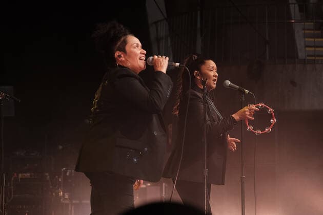 PLAY ON VICTORIA CONCERT, Vika & Linda perform during Play On Victoria at Sidney Myer Music Bowl in Melbourne, Saturday, October 30, 2021. Play On Victoria, a COVIDSafe Test Event for close to 4,000 people, is the first major gathering in Victoria off the back of lockdown ending. ( NO ARCHIVING, EDITORIAL USE ONLY, NO USE IN BOOKS WITHOUT CONSENT MELBOURNE VICTORIA AUSTRALIA  Copyright: xLUISxASCUIx 20211030001590999180