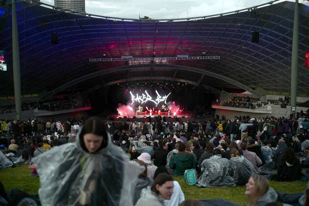 PLAY ON VICTORIA CONCERT, Guests attend Play On Victoria at Sidney Myer Music Bowl in Melbourne, Saturday, October 30, 2021. Play On Victoria, a COVIDSafe Test Event for close to 4,000 people, is the first major gathering in Victoria off the back of lockdown ending. ( NO ARCHIVING, EDITORIAL USE ONLY, NO USE IN BOOKS WITHOUT CONSENT MELBOURNE VICTORIA AUSTRALIA  Copyright: xLUISxASCUIx 20211030001591002666