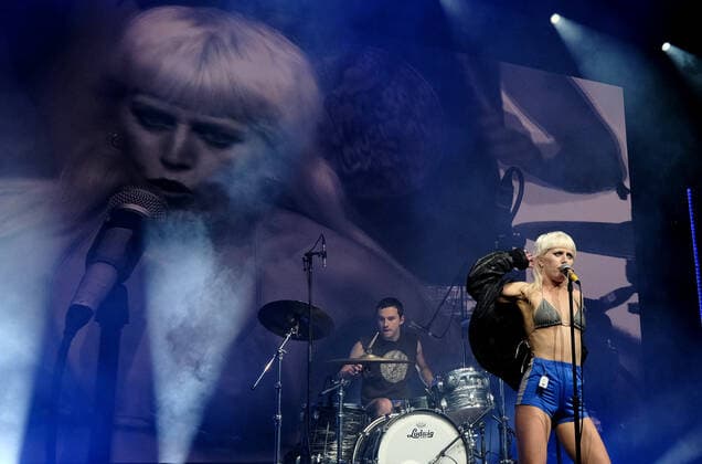 PLAY ON VICTORIA CONCERT, Amyl & The Sniffers perform during Play On Victoria at the Sidney Myer Music Bowl in Melbourne, Saturday, October 30, 2021. Play On Victoria, a COVIDSafe Test Event for close to 4,000 people, is the first major gathering in Victoria off the back of lockdown ending. ( NO ARCHIVING, EDITORIAL USE ONLY, NO USE IN BOOKS WITHOUT CONSENT MELBOURNE VICTORIA AUSTRALIA  Copyright: xLUISxASCUIx 20211030001591009806