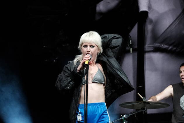 PLAY ON VICTORIA CONCERT, Amyl & The Sniffers perform during Play On Victoria at the Sidney Myer Music Bowl in Melbourne, Saturday, October 30, 2021. Play On Victoria, a COVIDSafe Test Event for close to 4,000 people, is the first major gathering in Victoria off the back of lockdown ending. ( NO ARCHIVING, EDITORIAL USE ONLY, NO USE IN BOOKS WITHOUT CONSENT MELBOURNE VICTORIA AUSTRALIA  Copyright: xLUISxASCUIx 20211030001591009891