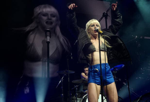 PLAY ON VICTORIA CONCERT, Amyl & The Sniffers perform during Play On Victoria at the Sidney Myer Music Bowl in Melbourne, Saturday, October 30, 2021. Play On Victoria, a COVIDSafe Test Event for close to 4,000 people, is the first major gathering in Victoria off the back of lockdown ending. ( NO ARCHIVING, EDITORIAL USE ONLY, NO USE IN BOOKS WITHOUT CONSENT MELBOURNE VICTORIA AUSTRALIA  Copyright: xLUISxASCUIx 20211030001591010428