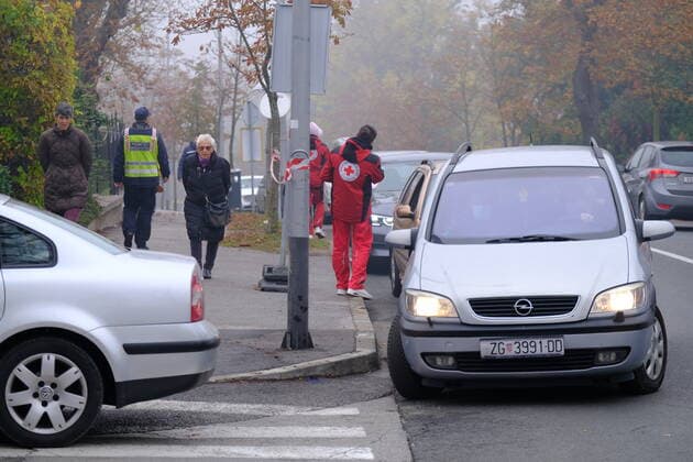 Croatia on a peak of 4th COVID-19 wave A health worker speaks with a person at Andrija Stampar Teaching Institute of Public Health COVID-19 drive-through testing in Zagreb, Croatia on October 30, 2021. The director of the Croatian Institute of Public Health, Krunoslav Capak hopes that Croatia is on a peak of 4th COVID-19 wave. SlavenxBranislavxBabic PIXSELL