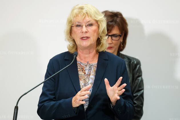 20211030 Campaign 80 percent - Rendi-Wagner launches initiative on vaccination with doctors VIENNA, AUSTRIA - OCTOBER 30: Virologist Heidemarie Holzmann and Director Ursula Wiedermann-Schmidt (national vaccination committee) at Campaign - 80 percent - Rendi-Wagner launches initiative on vaccination with doctors at Palais Epstein on October 30, 2021 in Vienna, Austria. 211030_SEPA_10_030 Copyright: xMichaelxIndrax SEPAxMedia