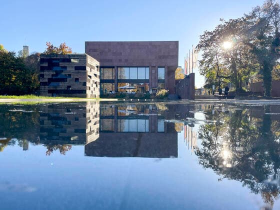 Architektur von Philip Johnson Kunsthalle Bielefeld Kunsthalle Bielefeld im herbstlichen Kunsthallenpark, 28.10.2021 *** Kunsthalle Bielefeld Art Hall Bielefeld in the autumnal Art Hall Park, 28 10 2021