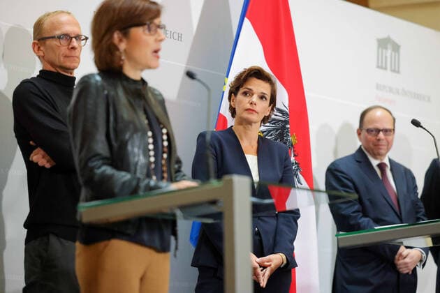 20211030 Campaign 80 percent - Rendi-Wagner launches initiative on vaccination with doctors VIENNA, AUSTRIA - OCTOBER 30: VIENNA, AUSTRIA - OCTOBER 30: Virologist Heidemarie Holzmann, Director Ursula Wiedermann-Schmidt (national vaccination committee), Federal Party Chairwoman and Club Chief in the National Council Pamela Rendi-Wagner (SPOe) and Infectiologist Christoph Wenisch at Campaign - 80 percent - Rendi-Wagner launches initiative on vaccination with doctors at Palais Epstein on October 30, 2021 in Vienna, Austria, Director Ursula Wiedermann-Schmidt (national vaccination committee), Federal Party Chairwoman and Club Chief in the National Council Pamela Rendi-Wagner (SPOe) and President Thomas Szekeres (Medical Association) at Campaign Copyright: xMichaelxIndrax SEPAxMedia