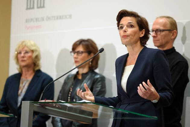 20211030 Campaign 80 percent - Rendi-Wagner launches initiative on vaccination with doctors VIENNA, AUSTRIA - OCTOBER 30: Virologist Heidemarie Holzmann, Director Ursula Wiedermann-Schmidt (national vaccination committee), Federal Party Chairwoman and Club Chief in the National Council Pamela Rendi-Wagner (SPOe) and Infectiologist Christoph Wenisch at Campaign - 80 percent - Rendi-Wagner launches initiative on vaccination with doctors at Palais Epstein on October 30, 2021 in Vienna, Austria. 211030_SEPA_10_044 Copyright: xMichaelxIndrax SEPAxMedia