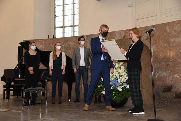 30 10 2021 Frankfurt am Main Paulskirche Ceremonial presentation of the Binding Culture Prize 2020 and 2021 for the Junge Deutsche Philharmonie and the ID Association Bergit Gräfin Douglas Chairwoman of the Board of the Binding Kulturstiftung presents the certificate emspor, DFL regulations prohibit any use of photographs as image sequences and or quasi video HP