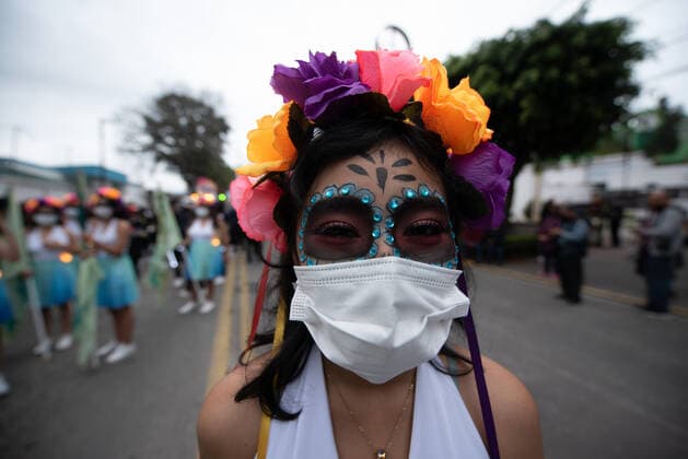 October 29, 2021: Hundreds of people disguised as the traditional catrinas parade in the streets of Xalapa, Veracruz, Mexico for the celebration of the Day of the Dead. This celebration included marching bands, dance groups, and families who joined the parade. - ZUMAqp1_ 20211029_zip_qp1_001 Copyright: xHectorxAdolfoxQuintanarxPerezx