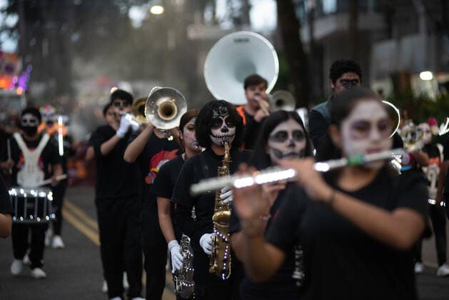 October 29, 2021: Hundreds of people disguised as the traditional catrinas parade in the streets of Xalapa, Veracruz, Mexico for the celebration of the Day of the Dead. This celebration included marching bands, dance groups, and families who joined the parade. - ZUMAqp1_ 20211029_zip_qp1_003 Copyright: xHectorxAdolfoxQuintanarxPerezx