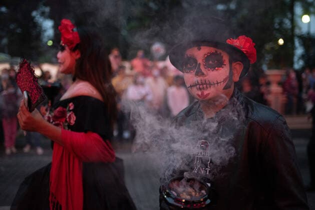 October 29, 2021: Hundreds of people disguised as the traditional catrinas parade in the streets of Xalapa, Veracruz, Mexico for the celebration of the Day of the Dead. This celebration included marching bands, dance groups, and families who joined the parade. - ZUMAqp1_ 20211029_zip_qp1_013 Copyright: xHectorxAdolfoxQuintanarxPerezx