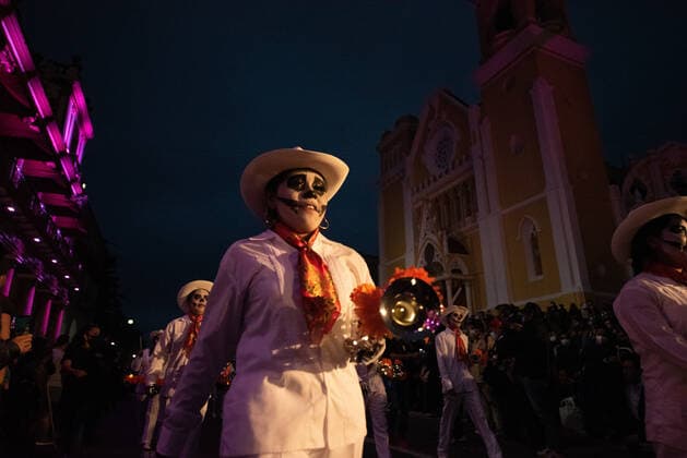 October 29, 2021: Hundreds of people disguised as the traditional catrinas parade in the streets of Xalapa, Veracruz, Mexico for the celebration of the Day of the Dead. This celebration included marching bands, dance groups, and families who joined the parade. - ZUMAqp1_ 20211029_zip_qp1_015 Copyright: xHectorxAdolfoxQuintanarxPerezx