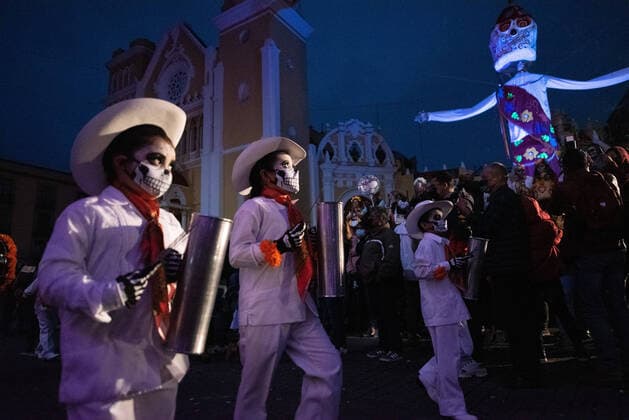 October 29, 2021: Hundreds of people disguised as the traditional catrinas parade in the streets of Xalapa, Veracruz, Mexico for the celebration of the Day of the Dead. This celebration included marching bands, dance groups, and families who joined the parade. - ZUMAqp1_ 20211029_zip_qp1_020 Copyright: xHectorxAdolfoxQuintanarxPerezx
