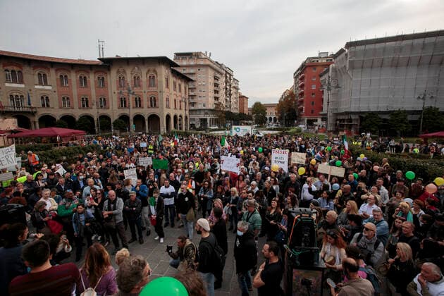Opponents Of Italy s Green Pass From Tuscany Gathered In Pisa Opponents of Italy s Green pass from Tuscany gathered in Pisa, Italy, on October 30, 2021. One thousand anti-vaccine activists walked the streets of Pisa to contest the Green Pass, the Italian health pass that requires workers to have government-issued proof of vaccination. Pisa Italy  Copyright: xEnricoxMattiaxDelxPuntax delpunta-manifest211030_np5Wj
