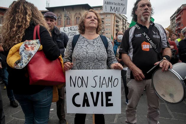 Opponents Of Italy s Green Pass From Tuscany Gathered In Pisa Opponents of Italy s Green pass from Tuscany gathered in Pisa, Italy, on October 30, 2021. One thousand anti-vaccine activists walked the streets of Pisa to contest the Green Pass, the Italian health pass that requires workers to have government-issued proof of vaccination. Pisa Italy  Copyright: xEnricoxMattiaxDelxPuntax delpunta-manifest211030_npvXP