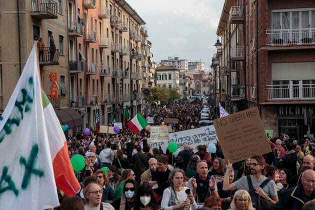 Opponents Of Italy s Green Pass From Tuscany Gathered In Pisa Opponents of Italy s Green pass from Tuscany gathered in Pisa, Italy, on October 30, 2021. One thousand anti-vaccine activists walked the streets of Pisa to contest the Green Pass, the Italian health pass that requires workers to have government-issued proof of vaccination. Pisa Italy  Copyright: xEnricoxMattiaxDelxPuntax delpunta-manifest211030_npzgs
