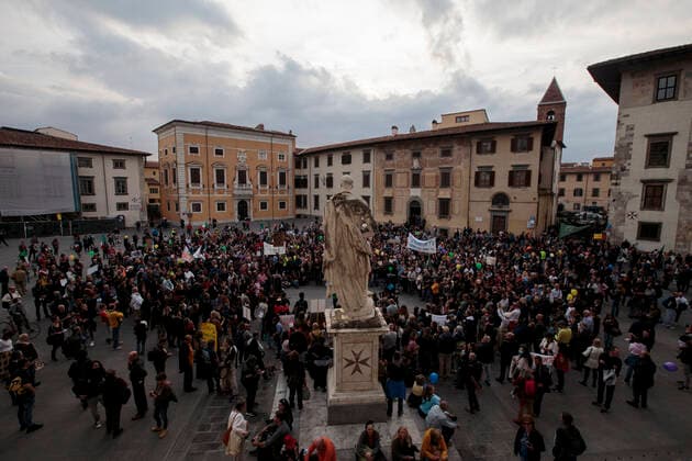 Opponents Of Italy s Green Pass From Tuscany Gathered In Pisa Opponents of Italy s Green pass from Tuscany gathered in Pisa, Italy, on October 30, 2021. One thousand anti-vaccine activists walked the streets of Pisa to contest the Green Pass, the Italian health pass that requires workers to have government-issued proof of vaccination. Pisa Italy  Copyright: xEnricoxMattiaxDelxPuntax delpunta-manifest211030_nprJg