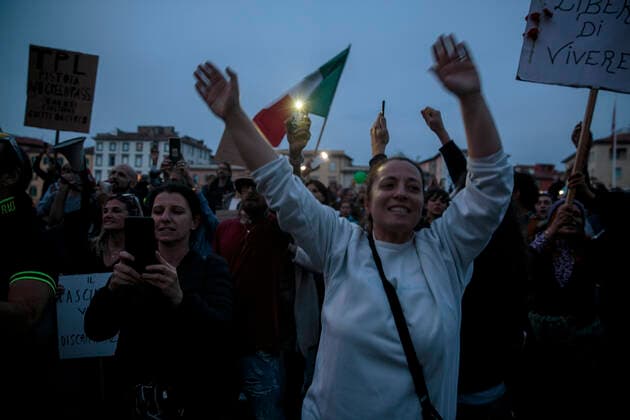 Opponents Of Italy s Green Pass From Tuscany Gathered In Pisa Opponents of Italy s Green pass from Tuscany gathered in Pisa, Italy, on October 30, 2021. One thousand anti-vaccine activists walked the streets of Pisa to contest the Green Pass, the Italian health pass that requires workers to have government-issued proof of vaccination. Pisa Italy  Copyright: xEnricoxMattiaxDelxPuntax delpunta-manifest211030_nphbW
