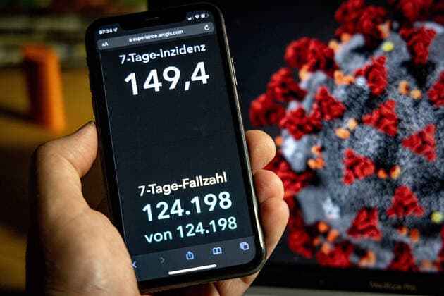 Coronavirus in Germany Covid 19 Dashboard of the Robert Koch Institute 31 10 2021 Robert Koch Institute 7 days Incidence 149.4 7 days Number of cases 124 198 COVID 19 cases 4 597 550 Addition of 16 887 compared to the previous day COVID 19 deaths 95 729 Addition of 33 compared to the previous day