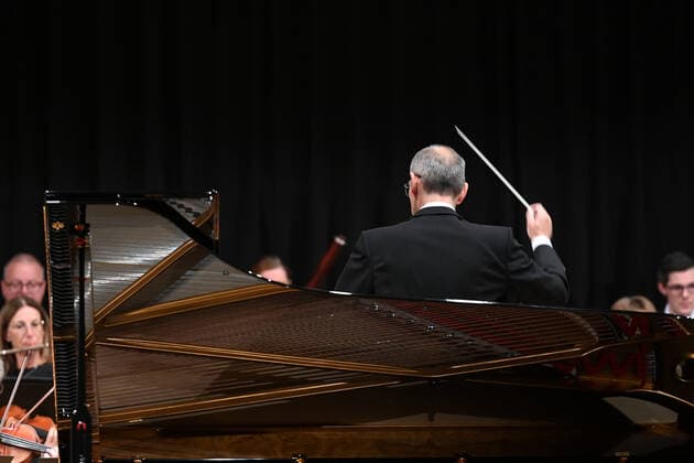 Concert of the orchestra of the Gesellschaft der Musikfreunde Gmunden, at the Toskana Kongress, as part of the Salzkammergut Festwochen in Gmunden, on 30 10 21 The picture shows the conductor of the orchestra, Klaus Pesendorfer during the conducting 2021 Concert of the orchestra of the Gesellschaft der Musikfreunde Gmunden, at the Toskana Kongres
