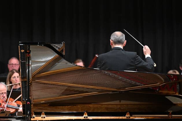 Concert of the orchestra of the Gesellschaft der Musikfreunde Gmunden, at the Toskana Kongress, as part of the Salzkammergut Festwochen in Gmunden, on 30 10 21 The picture shows the conductor of the orchestra, Klaus Pesendorfer 2021 Concert of the orchestra of the Gesellschaft der Musikfreunde Gmunden, at the Toskana Kongress, as part of the Salzkammergut Festwochen in Gm