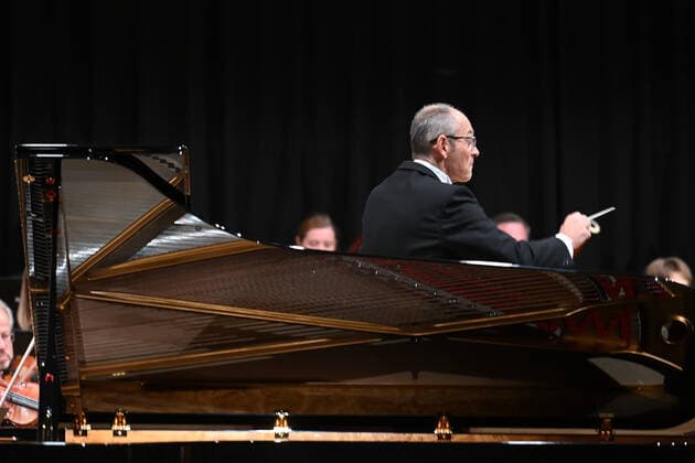 Concert of the orchestra of the Gesellschaft der Musikfreunde Gmunden, at the Toskana Kongress, as part of the Salzkammergut Festwochen in Gmunden, on 30 10 21 The picture shows the conductor of the orchestra, Klaus Pesendorfer 2021 Concert of the orchestra of the Gesellschaft der Musikfreunde Gmunden, at the Toskana Kongress, as part of the Salzkammergut Festwochen in Gm