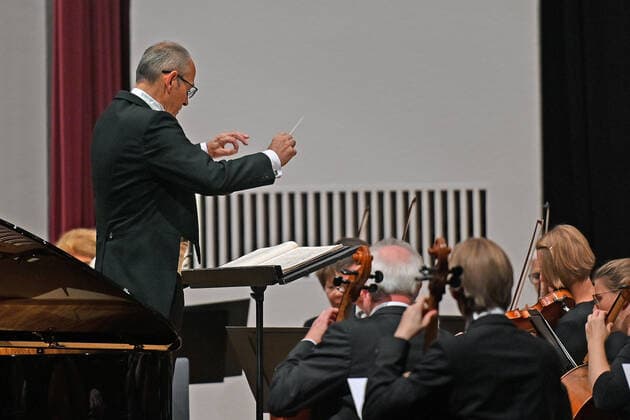 Concert of the orchestra of the Gesellschaft der Musikfreunde Gmunden, at the Toskana Kongress, as part of the Salzkammergut Festwochen in Gmunden, on 30 10 21 The picture shows the conductor of the orchestra, Klaus Pesendorfer 2021 Concert of the orchestra of the Gesellschaft der Musikfreunde Gmunden, at the Toskana Kongress, as part of the Salzkammergut Festwochen in Gm