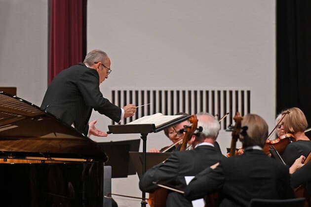 Concert of the orchestra of the Gesellschaft der Musikfreunde Gmunden, at the Toskana Kongress, as part of the Salzkammergut Festwochen in Gmunden, on 30 10 21 The picture shows the conductor of the orchestra, Klaus Pesendorfer 2021 Concert of the orchestra of the Gesellschaft der Musikfreunde Gmunden, at the Toskana Kongress, as part of the Salzkammergut Festwochen in Gm