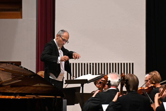 Concert of the orchestra of the Gesellschaft der Musikfreunde Gmunden, at the Toskana Kongress, as part of the Salzkammergut Festwochen in Gmunden, on 30 10 21 The picture shows the conductor of the orchestra, Klaus Pesendorfer 2021 Concert of the orchestra of the Gesellschaft der Musikfreunde Gmunden, at the Toskana Kongress, as part of the Salzkammergut Festwochen in Gm