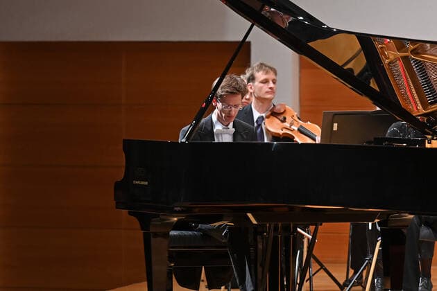 Concert of the orchestra of the Gesellschaft der Musikfreunde Gmunden, at the Toskana Kongress, as part of the Salzkammergut Festwochen in Gmunden, on 30 10 21 The picture shows the pianist Florian Feilmair playing 2021 Concert of the orchestra of the Gesellschaft der Musikfreunde Gmunden, at the Toskana Kongress, as part of the Salzkammergut Festwochen in Gmunden, on 30 10 21
