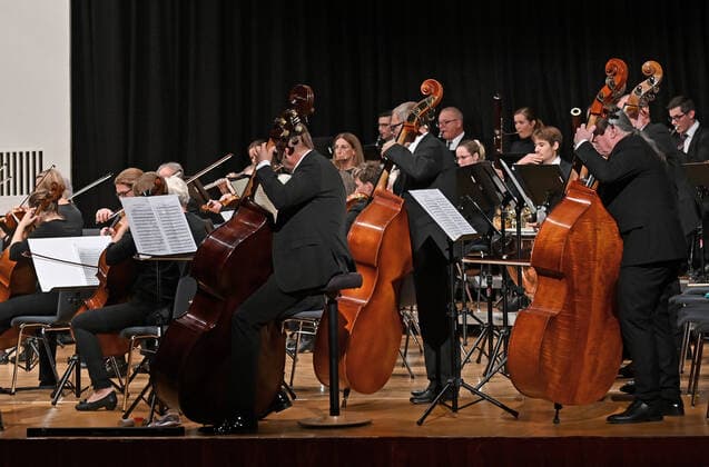 Concert of the orchestra of the society of the friends of music Gmunden, in the Toskana congress, in the context of the Salzkammergut Festwochen in Gmunden, on 30 10 21 The picture shows a part of the orchestra with bass violins 2021 Concert of the orchestra of the society of the friends of music Gmunden, in the Toskana congress, in the context of the Salzkammergut Festwochen in